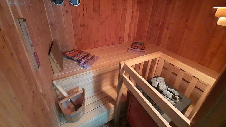 Winkelbungalow mit 5 Zimmern mit Teilunterkellerung und Sauna steht zum Verkauf
