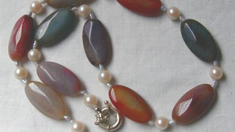 Regenbogenachatkette garniert mit Perlen