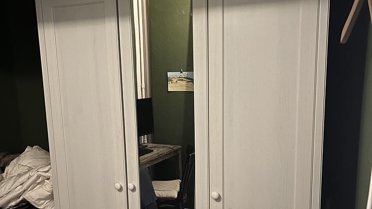 Kleiderschrank mit Spiegel