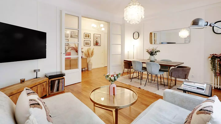 Möblierte Wohnung – Hell, 90 m², 2 Schlafzimmer, in einem Luxusgebäude