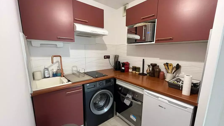 Große, komplett möblierte Wohnung eines Gebäudes