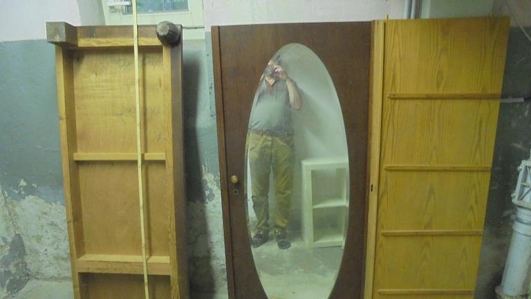 Antiker Vollholzschrank mit Spiegeltür für 160 Euro