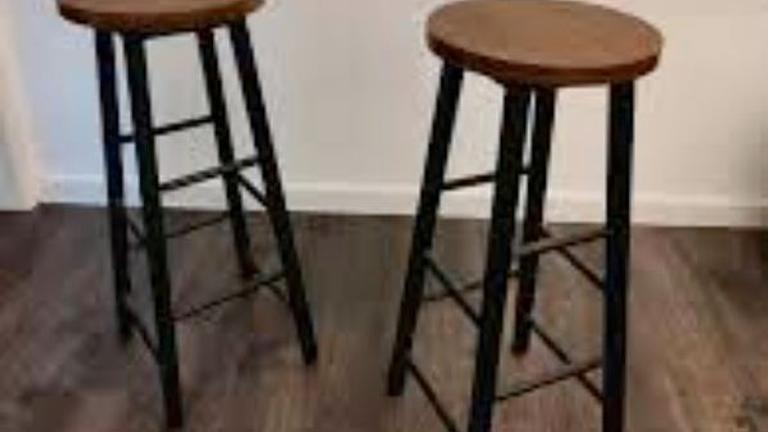 2 Barhocker mit Holz-Sitz