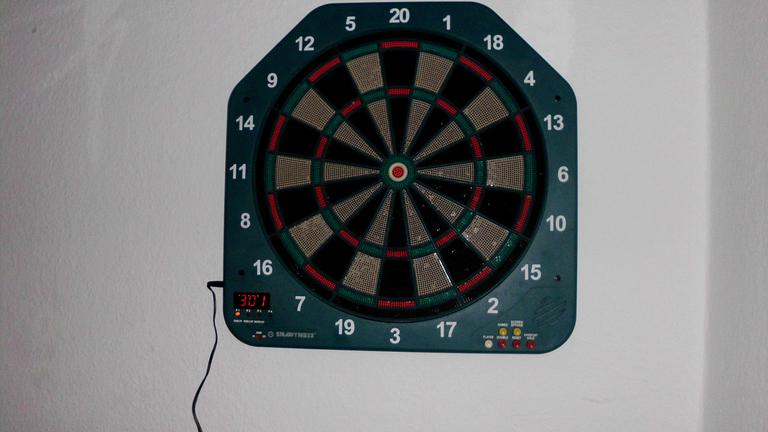 ich gebe hier diese schöne dart scheibe mit dartpfeilen ab