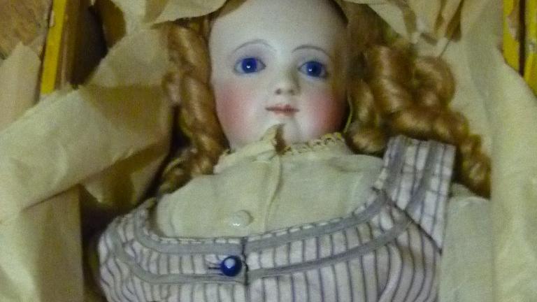 Alte Puppe zum Identifizieren Porzellankopf Lederkörper