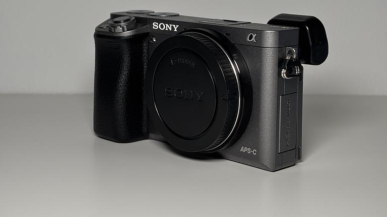 Verkaufe Sony Alpha 6000 Systemkamera, graphitgrau, neuwertig, Zubehörset