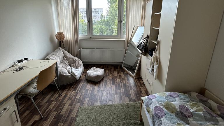 Nachmieterin für WG-Zimmer im Studentenwohnheim gesucht (ab 01.08.)