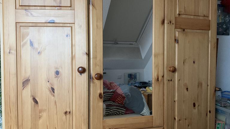 Kleiderschrank