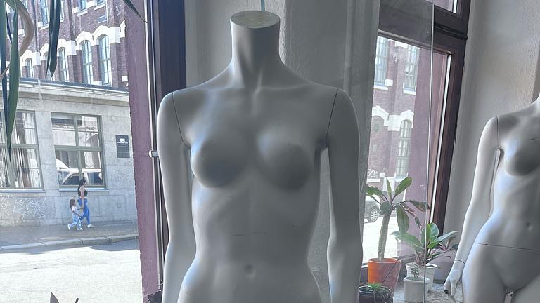 Schaufensterpuppen weiblich und männlich mit Standhalter