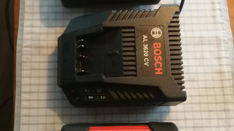 Gartengeräte: 2 x Akku 36V für Rasenmäher Bosch Rotak 34 LI inkl. Ladegerät 150