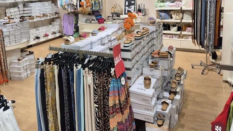 Verkäufer im beliebten italienischen Schuhgeschäft