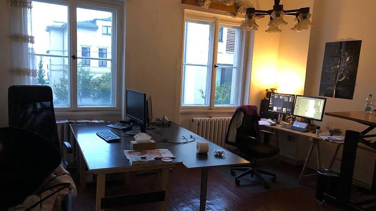 Schreibtisch frei | Desk Available – Studio B Leipzig