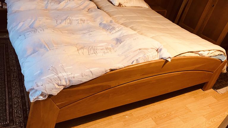 massives Doppelbett 2mx2m mit Nachtschränkchen