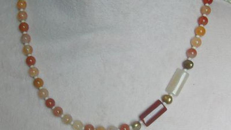 Regenbogenachatkette mit goldfarbenen Süsswasserperlen