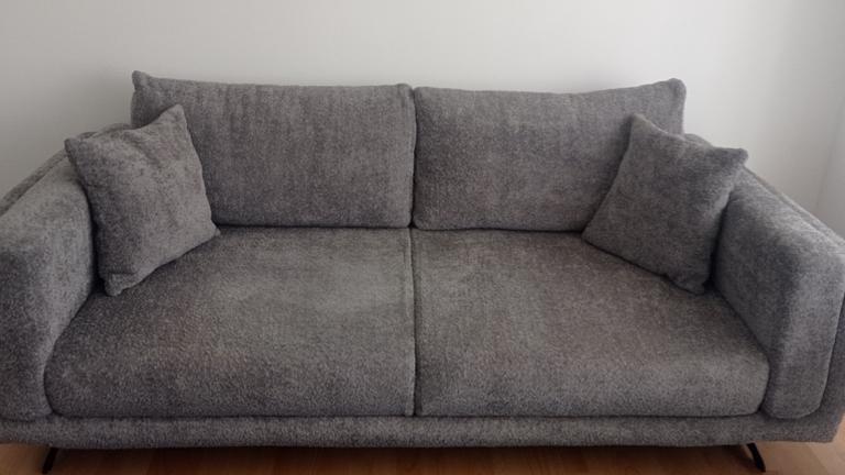 Neuwertige Dreisitzercouch abzugeben