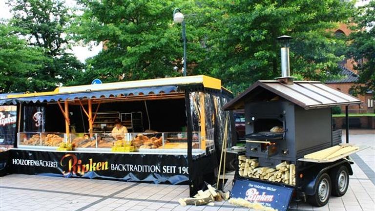 Verkauf von duftenden Backwaren auf dem Wochenmarkt am Pferdemarkt