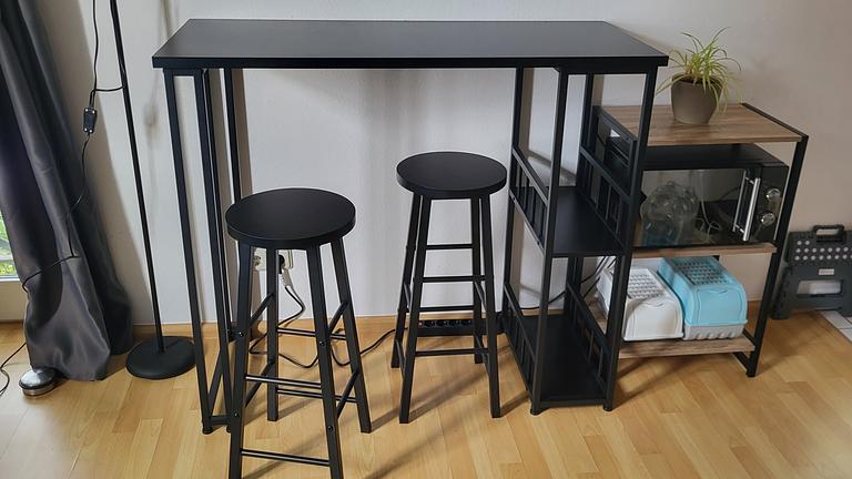 Bartisch + 2 Hocker zu verkaufen