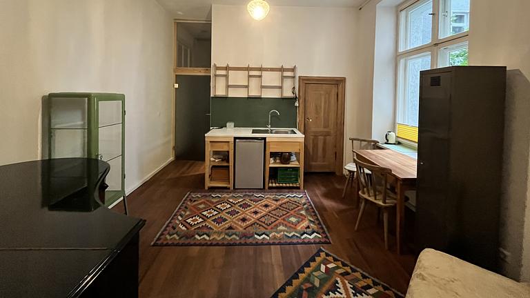 1-ZIMMER APPARTMENT /  WOHN-STUDIO MIT FLÜGEL ZU VERMIETEN