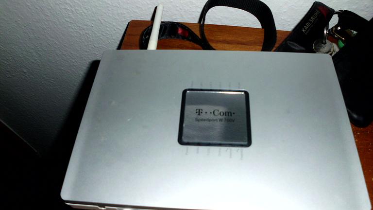 ich gebe hier ein speedport w 723v plus dsl splitter günstig ab