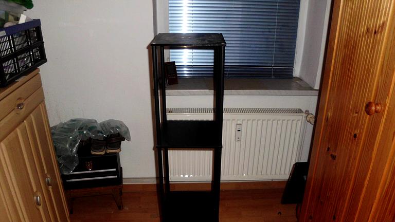 schönes schwarze regal für nur 5euro ab zu geben
