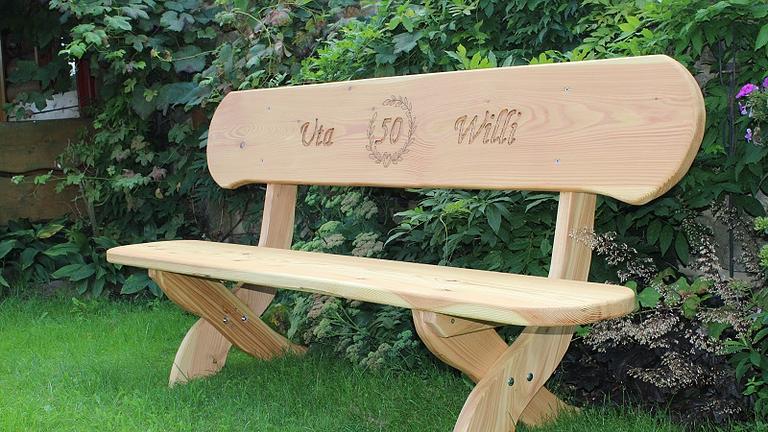 Gartenbank aus Lärche mit Gravur. Hochzeitsgeschenk. Krongartmöbel.