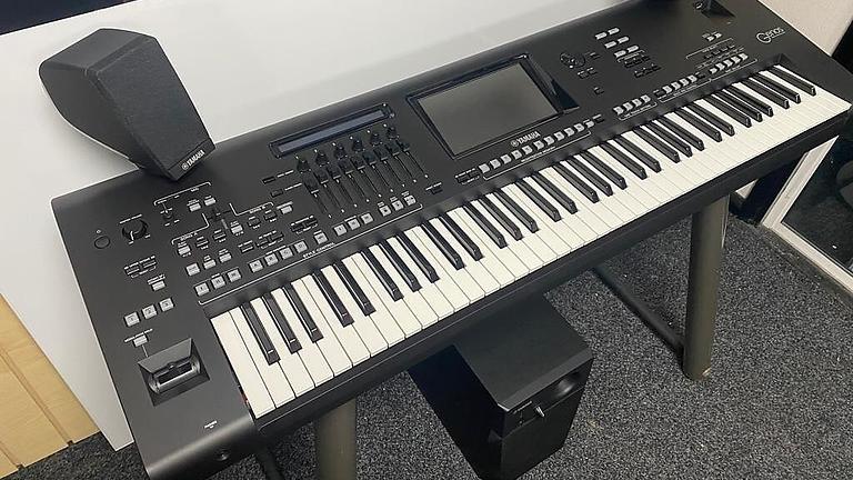 Yamaha Genos 76 Tasten Keyboard + GNS-MS01