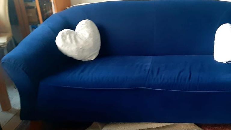 verschenke mein königsblaues Sofa wegen Auszug