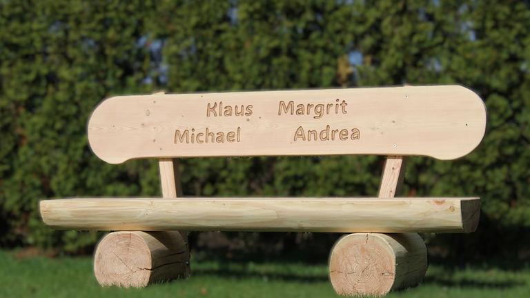 Holzbank mit Gravur. Jubiläumsgeschenk. Hochzeitsgeschenk. Krongartmöbel.