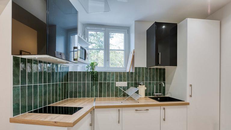 44 m² große, komplett möblierte Wohnung im 1. Stock eines Gebäudes mit Aufzug