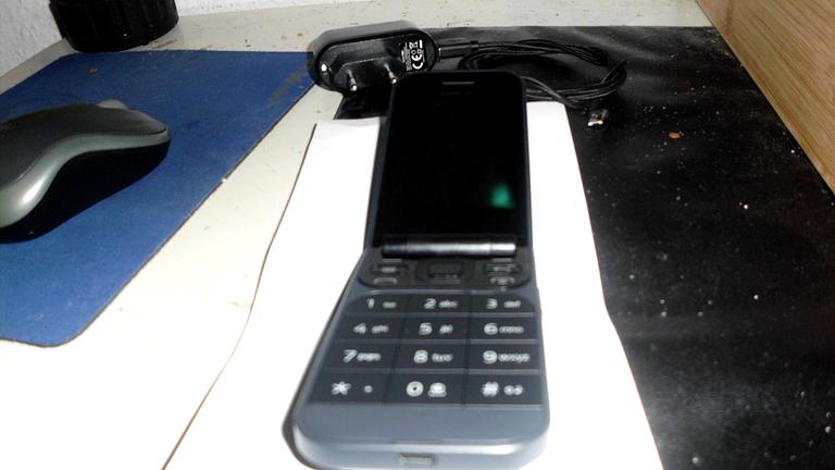Ich gebe ein unbenutztes Nokia 2720 Dual-Tasten-Handy mit 2Gin Schwarz ab.