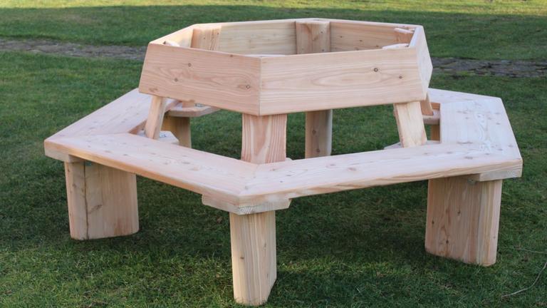 Eine massiv gefertigte Garten- oder Baumbank mit individueller Gravur