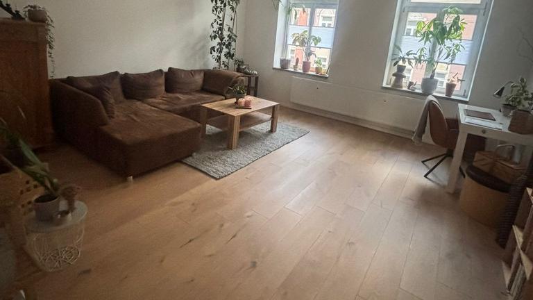 Rabattaktion! Helle 2 Zi mit EBK und Balkon neu saniert City nah! Nur 395 € KM!