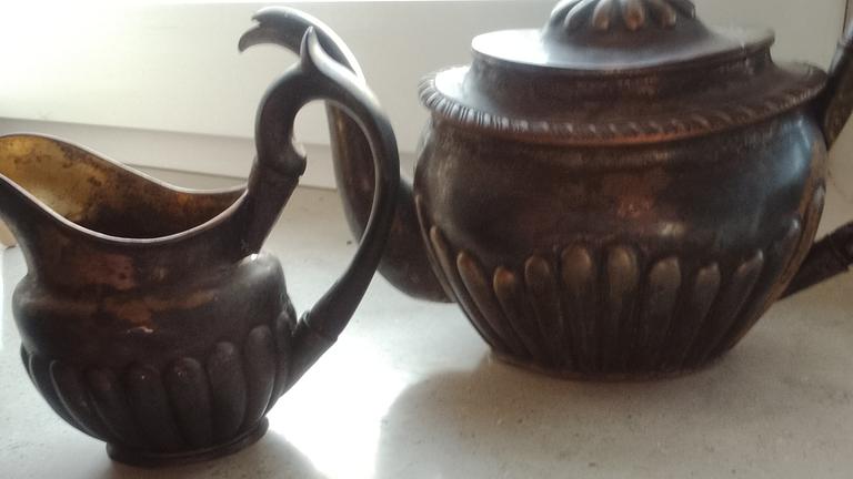 1 Teekaennchen+ 1 Milchkännchen 4 Fach gepunzt 50 Euro