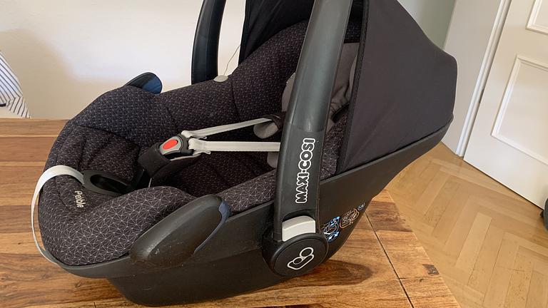 Vorschaubild Maxi Cosi mit Neugeboreneneinsatz!