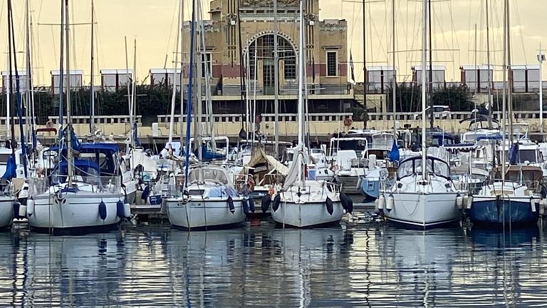 Romantische Dachwohnung am Mittelmeerhafen