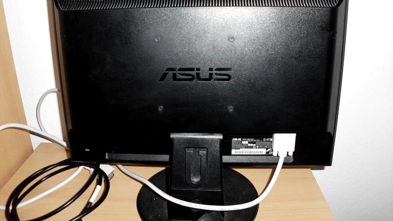 ich gebe hier einen asus pc monitor plus tischlampe nur für 8euro ab