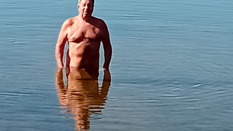 Niveauvoller Mann mit Esprit