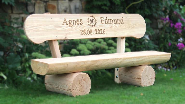 Gartenbank aus Lärche mit Gravur. Hochzeitsgeschenk. Krongartmöbel.