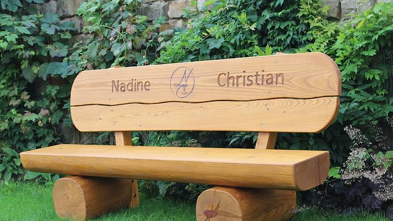 Gartenbank aus Baumstamm mit Gravur. Hochzeitsgeschenk.