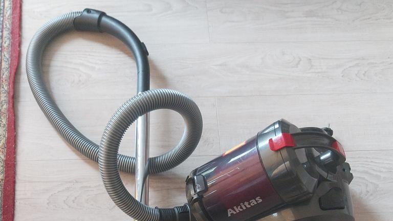 Biete beutellosen Staubsauger für 9€ an