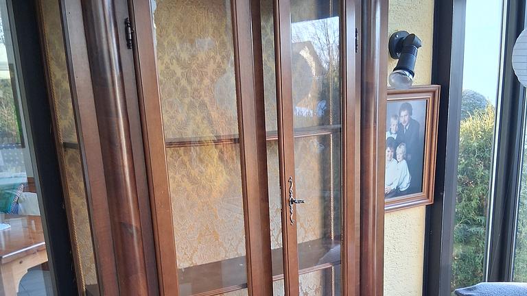 Esszimmertisch und Vitrinenschrank