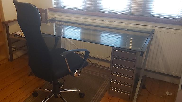 Schreibtisch und Stuhl
