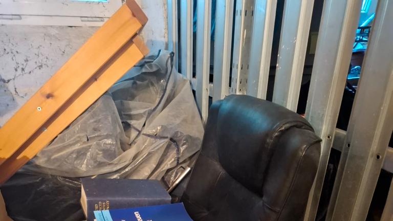 Büro-Drehstuhl mit hoher Rückenlehne (alles Leder) zu verschenken