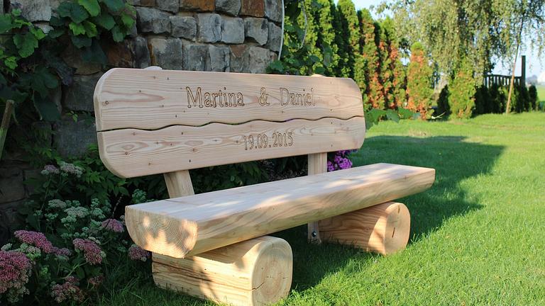Gartenmöbel. Gartenbank mit Gravur. Hochzeitsgeschenk.
