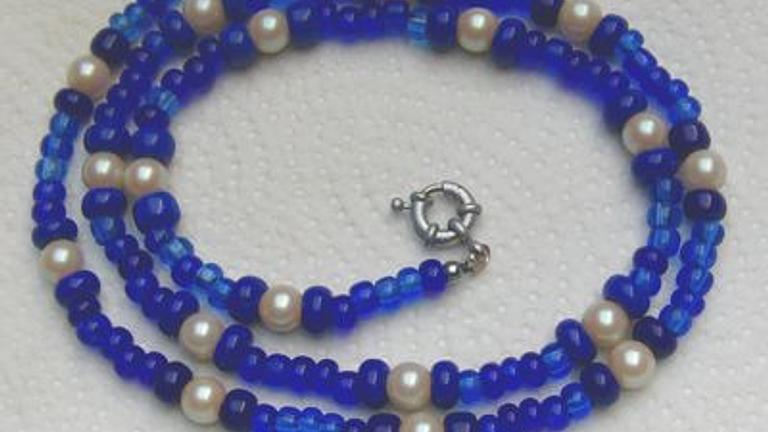 Longkette, blauer Rocaille mit Perleneinlage