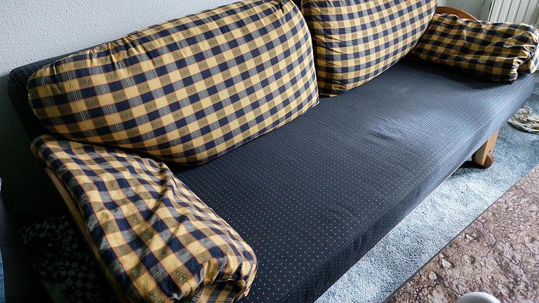 Vorschaubild Couch mit Gebrauchsspuren zu verschenken