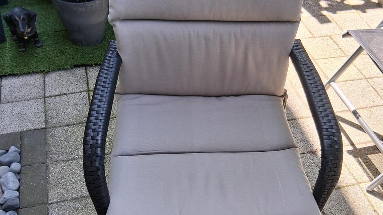 2 Gartenstühlr und einTisch