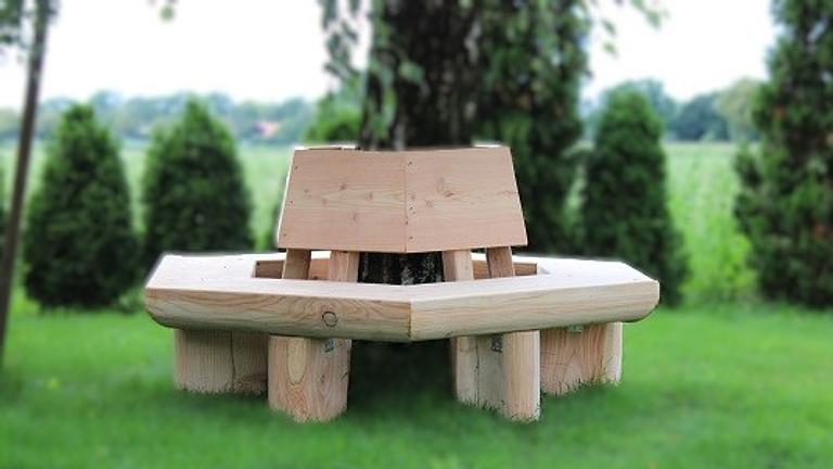 Baumbänke aus Lärchen- bzw. Douglasienholz.