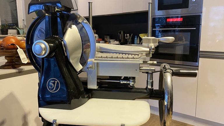 Schinkenschneidemaschine mit Schwungrad