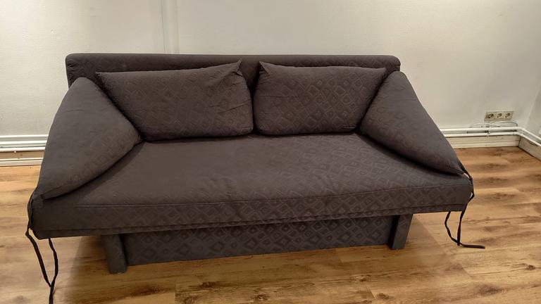 Zu verschenken: Praktisches Schlafsofa mit Stauraum